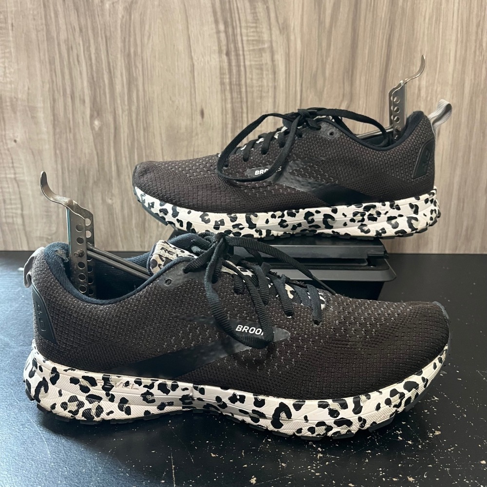 Brooks REVEL 4 Black White Snow Leopard Print Running Women Sz 11 1203371b095